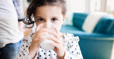 Trẻ tiêu hóa kém nên uống sữa gì? CHUYÊN GIA TRẢ LỜI  